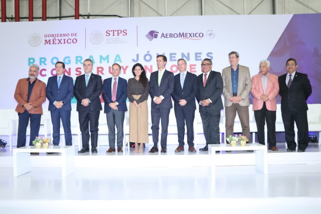 Becarios de aeroméxico foto grupal